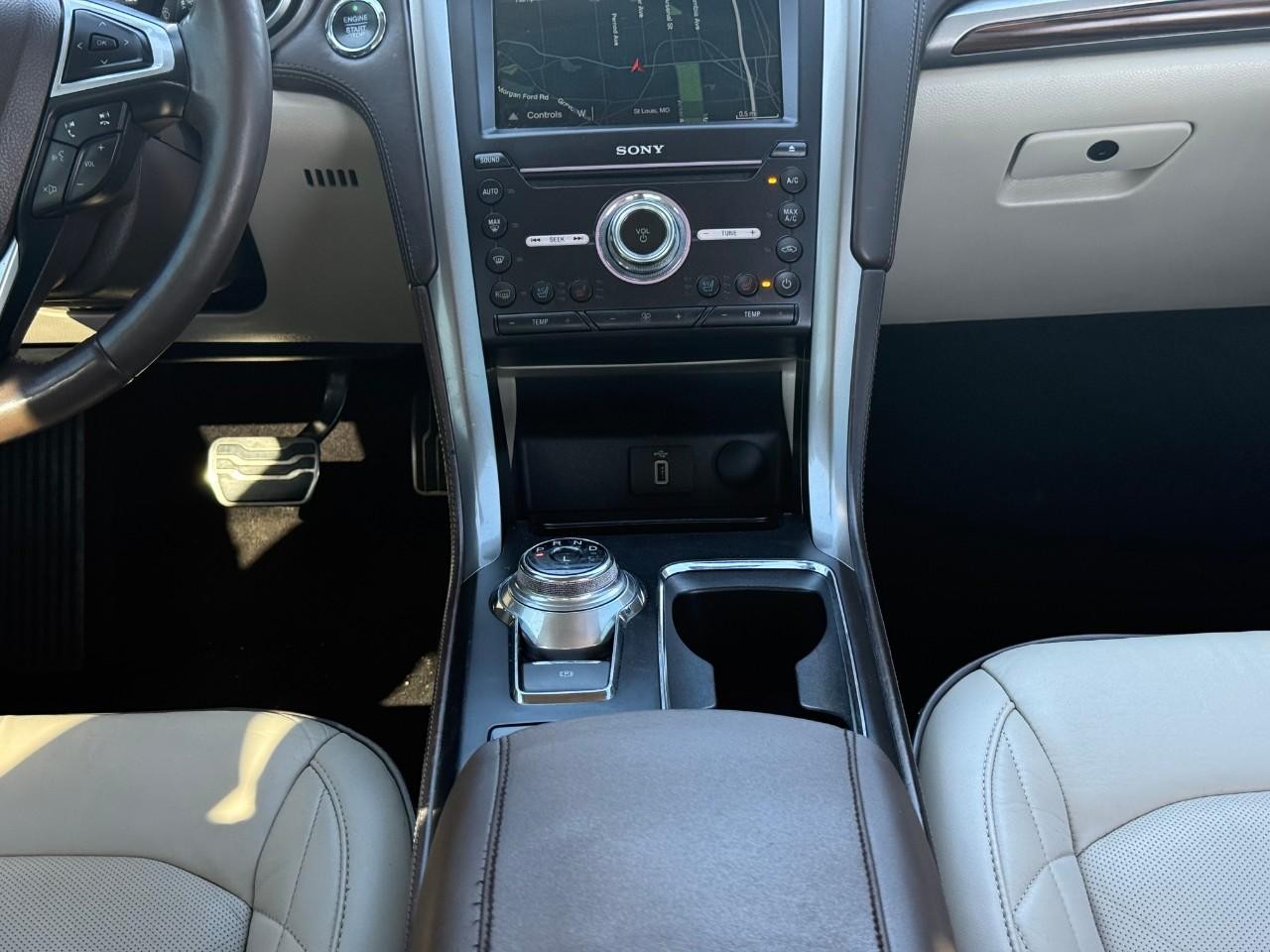 Ford Fusion Energi Vehicle Full-screen Gallery Image 17