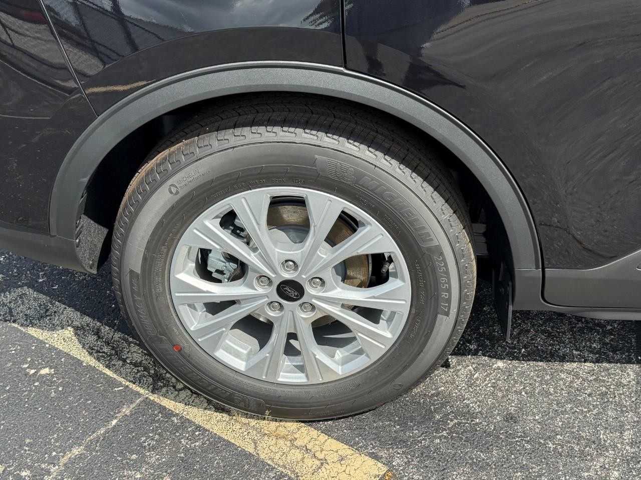 Ford Escape Vehicle Full-screen Gallery Image 04