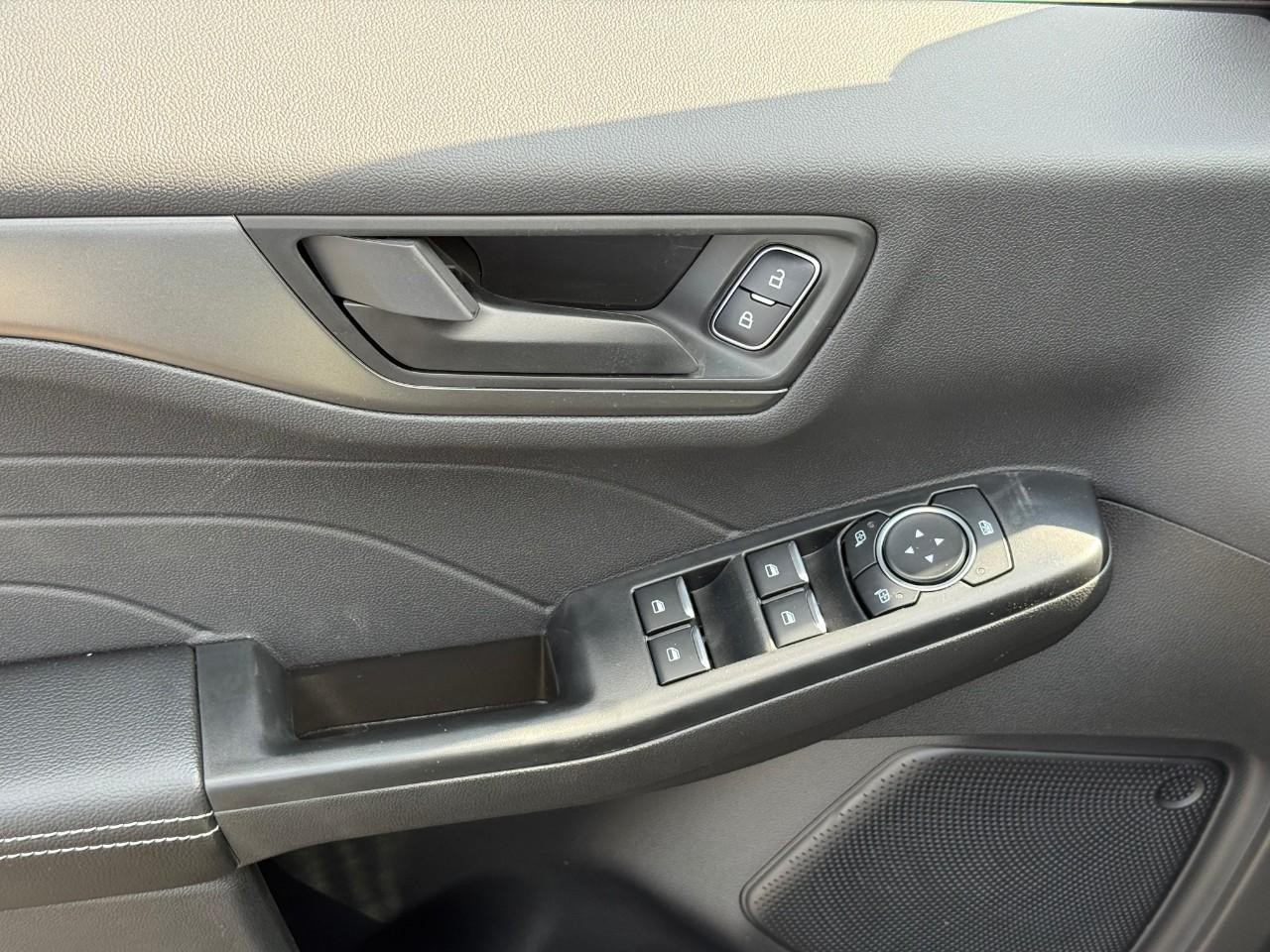 Ford Escape Vehicle Full-screen Gallery Image 11