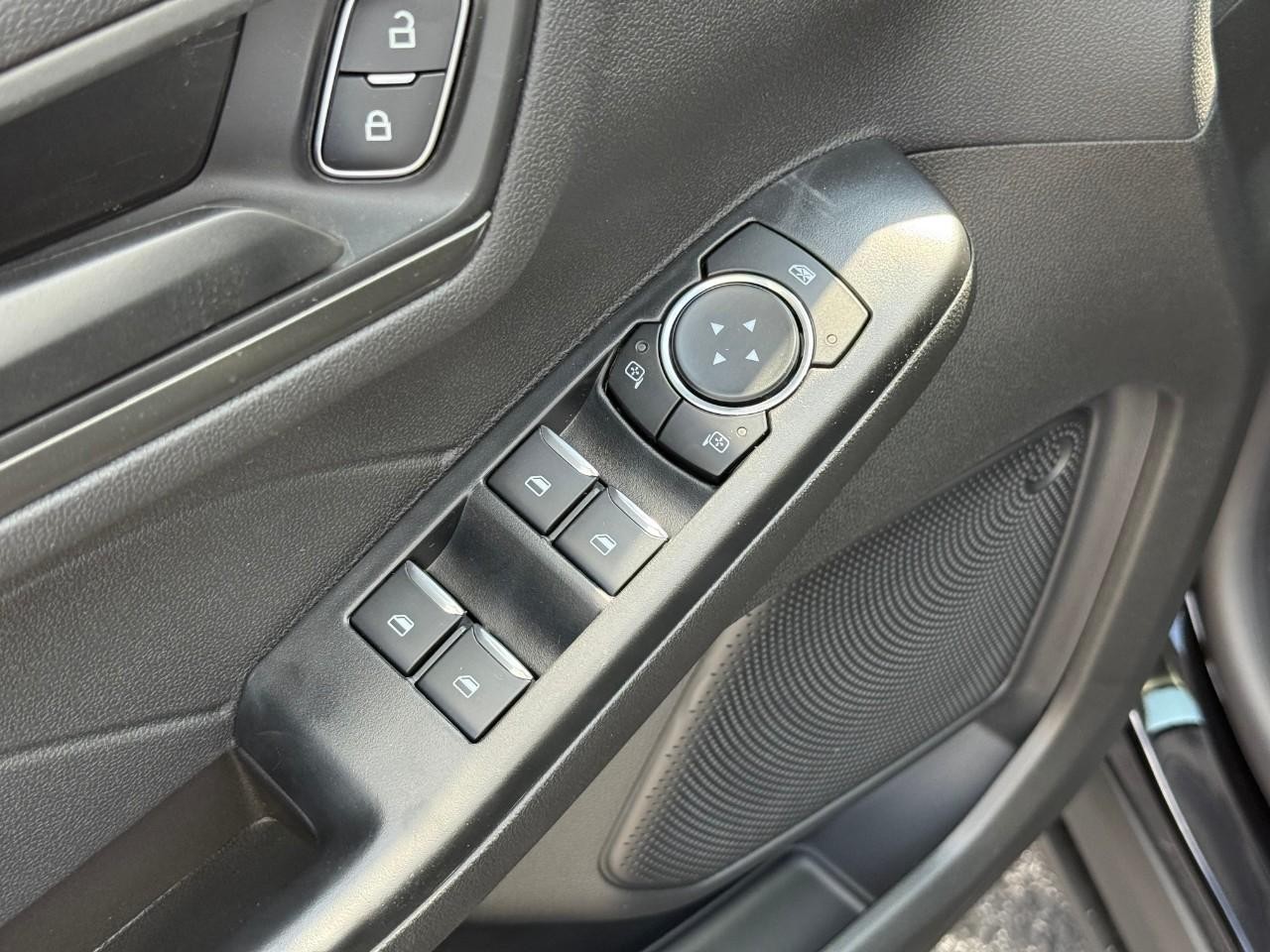 Ford Escape Vehicle Full-screen Gallery Image 12