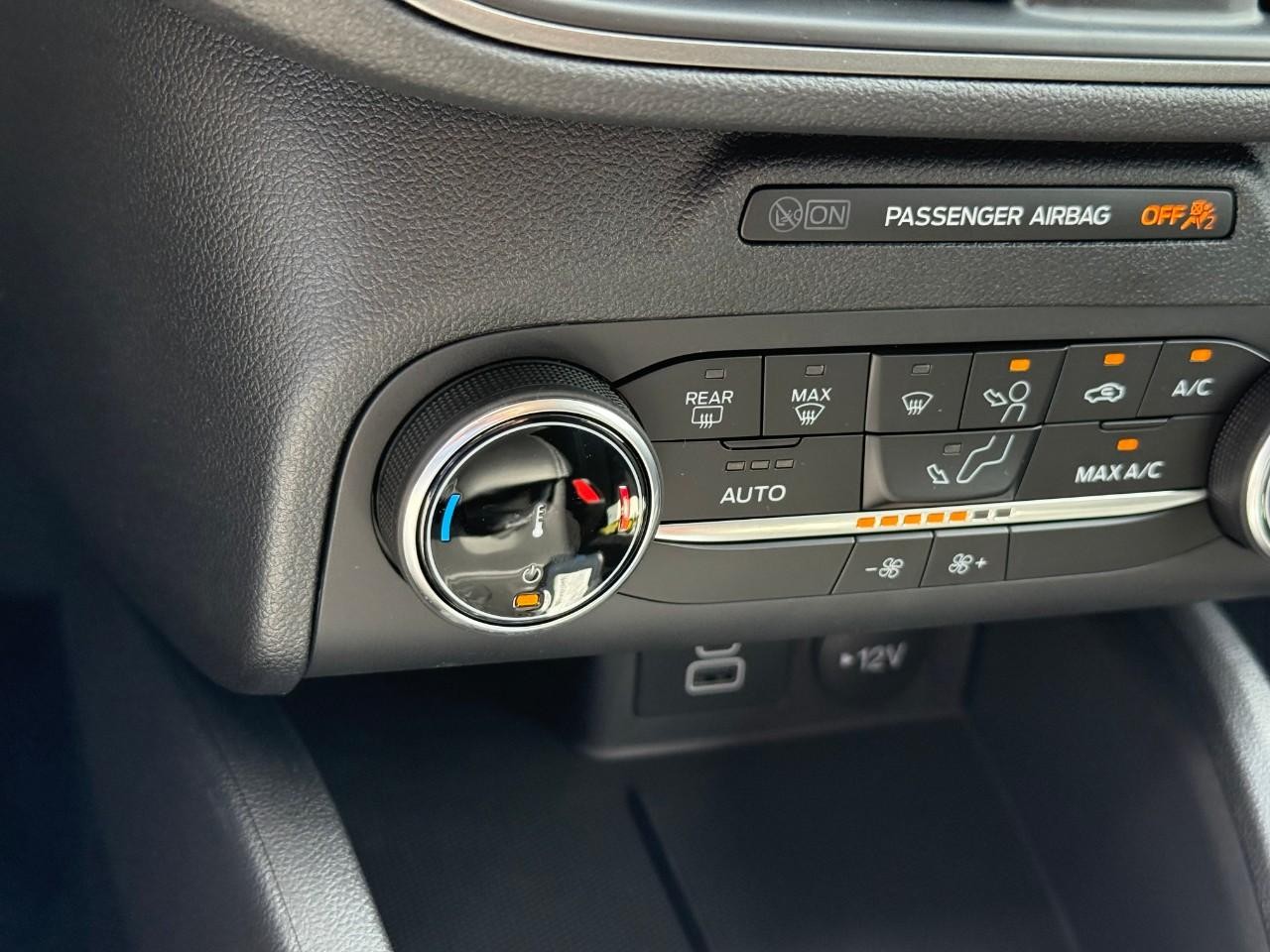 Ford Escape Vehicle Full-screen Gallery Image 17