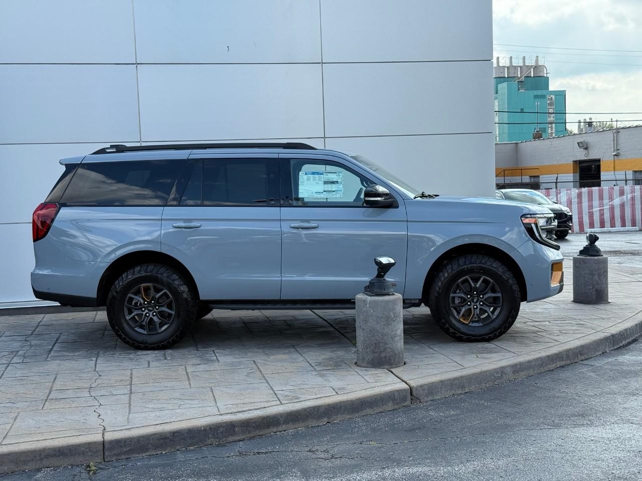 Ford Expedition Vehicle Full-screen Gallery Image 03