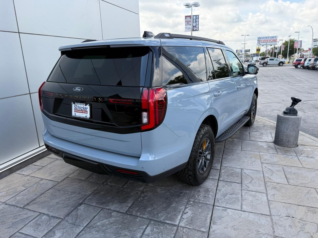 Ford Expedition Vehicle Full-screen Gallery Image 04