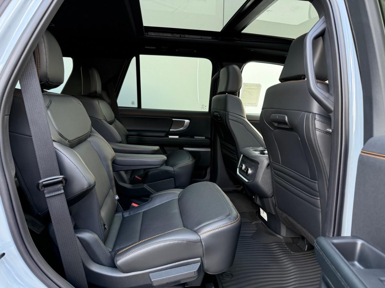 Ford Expedition Vehicle Full-screen Gallery Image 06