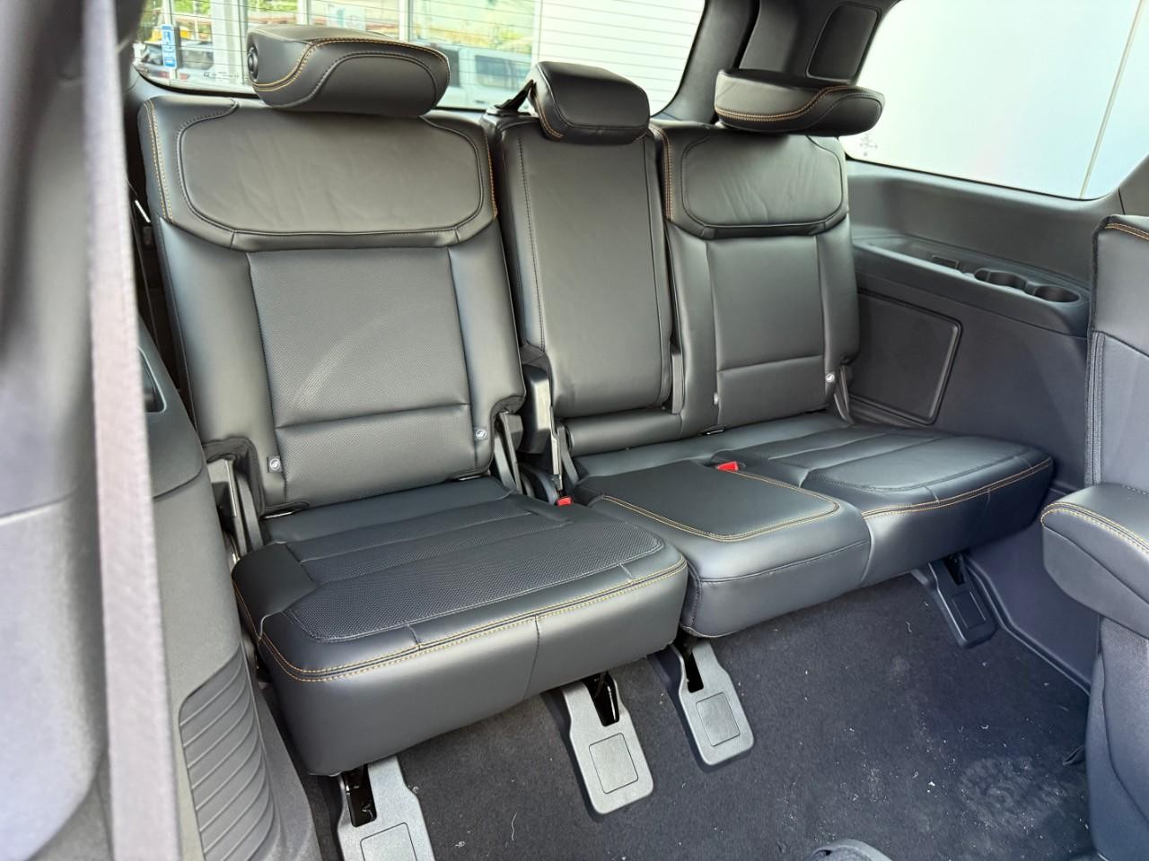 Ford Expedition Vehicle Full-screen Gallery Image 07