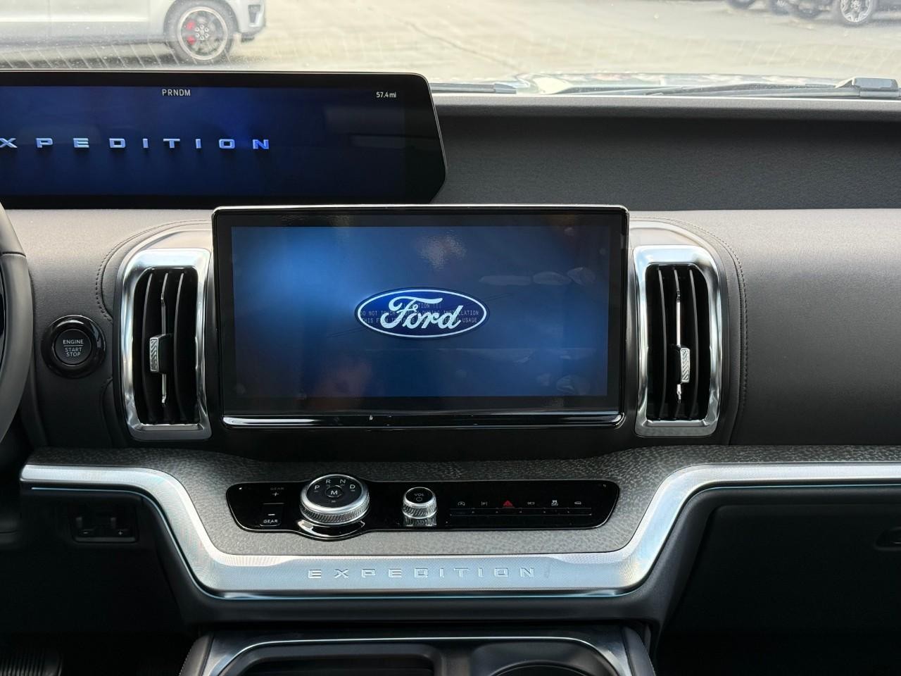 Ford Expedition Vehicle Full-screen Gallery Image 09