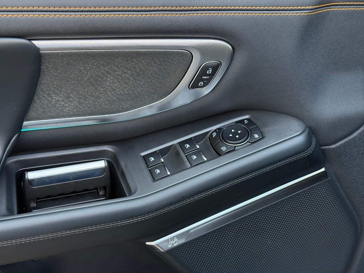 Ford Expedition Vehicle Full-screen Gallery Image 12