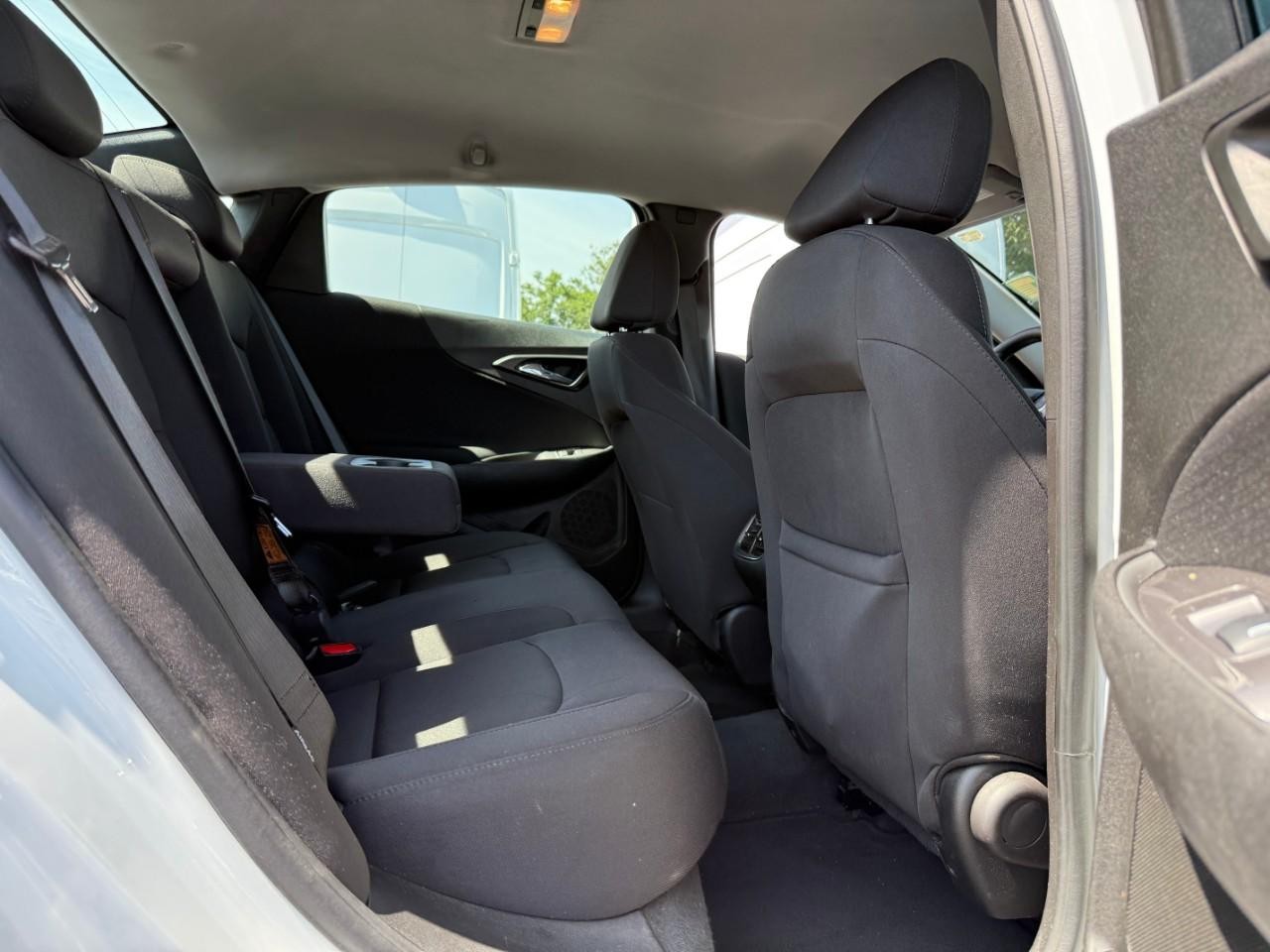 Chevrolet Malibu Vehicle Full-screen Gallery Image 05