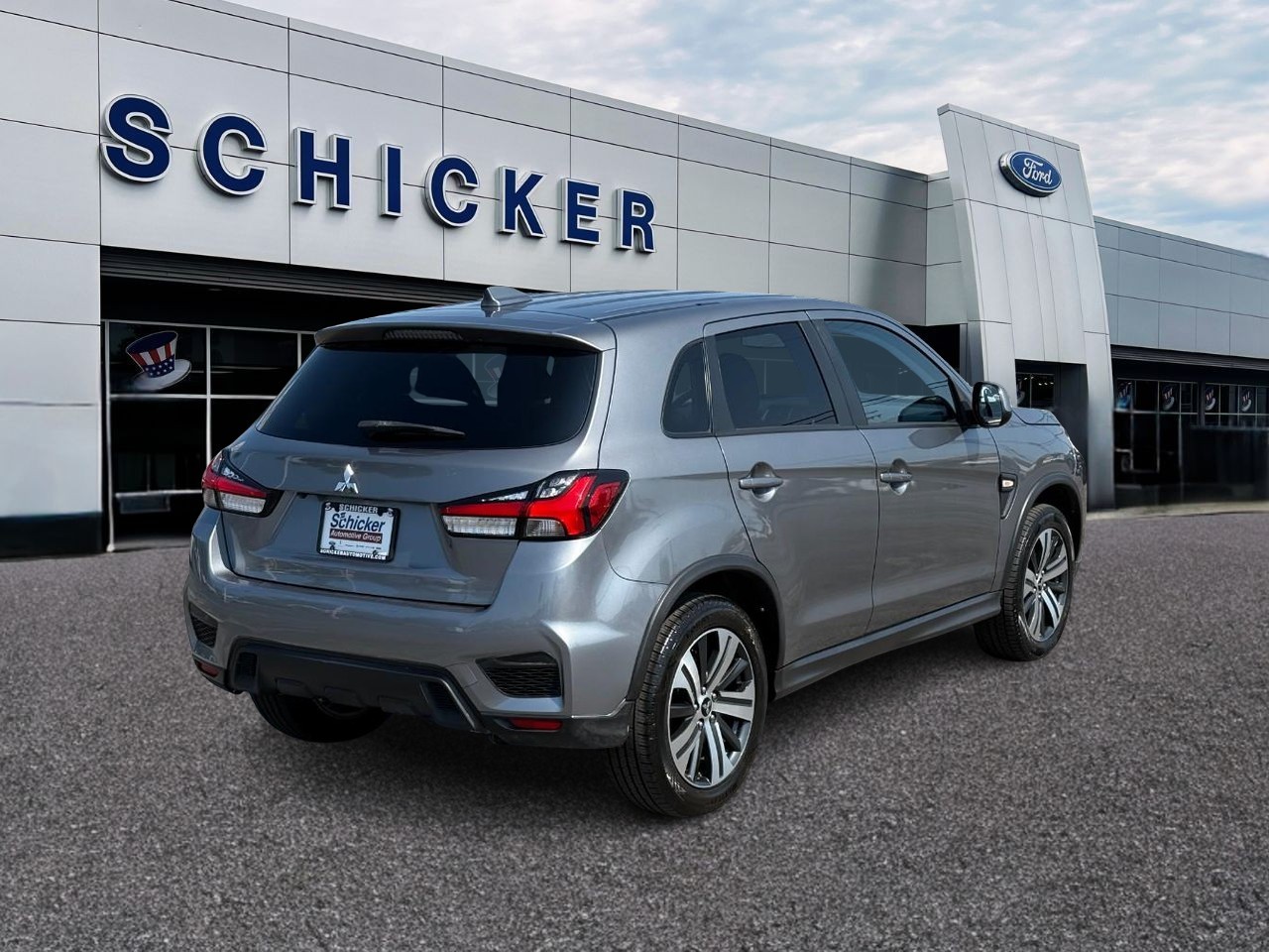 Mitsubishi Outlander Sport Vehicle Full-screen Gallery Image 02