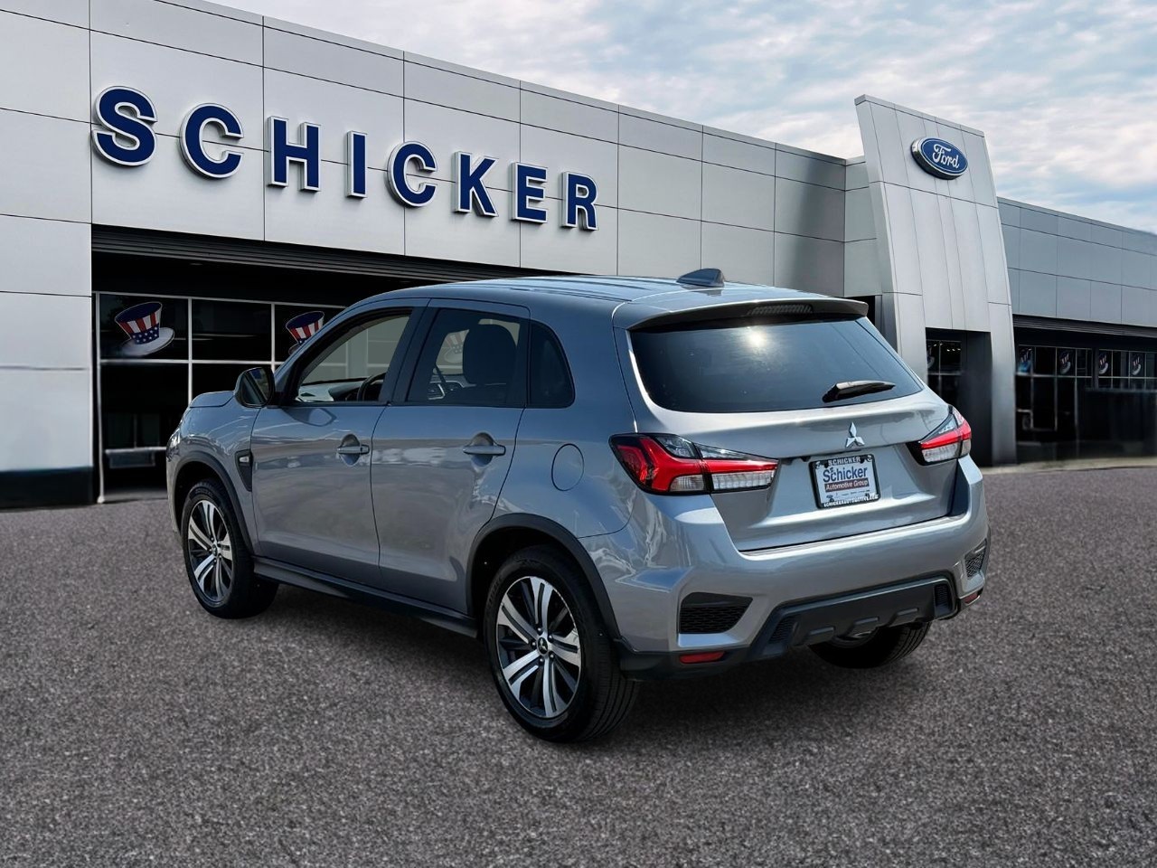 Mitsubishi Outlander Sport Vehicle Full-screen Gallery Image 03