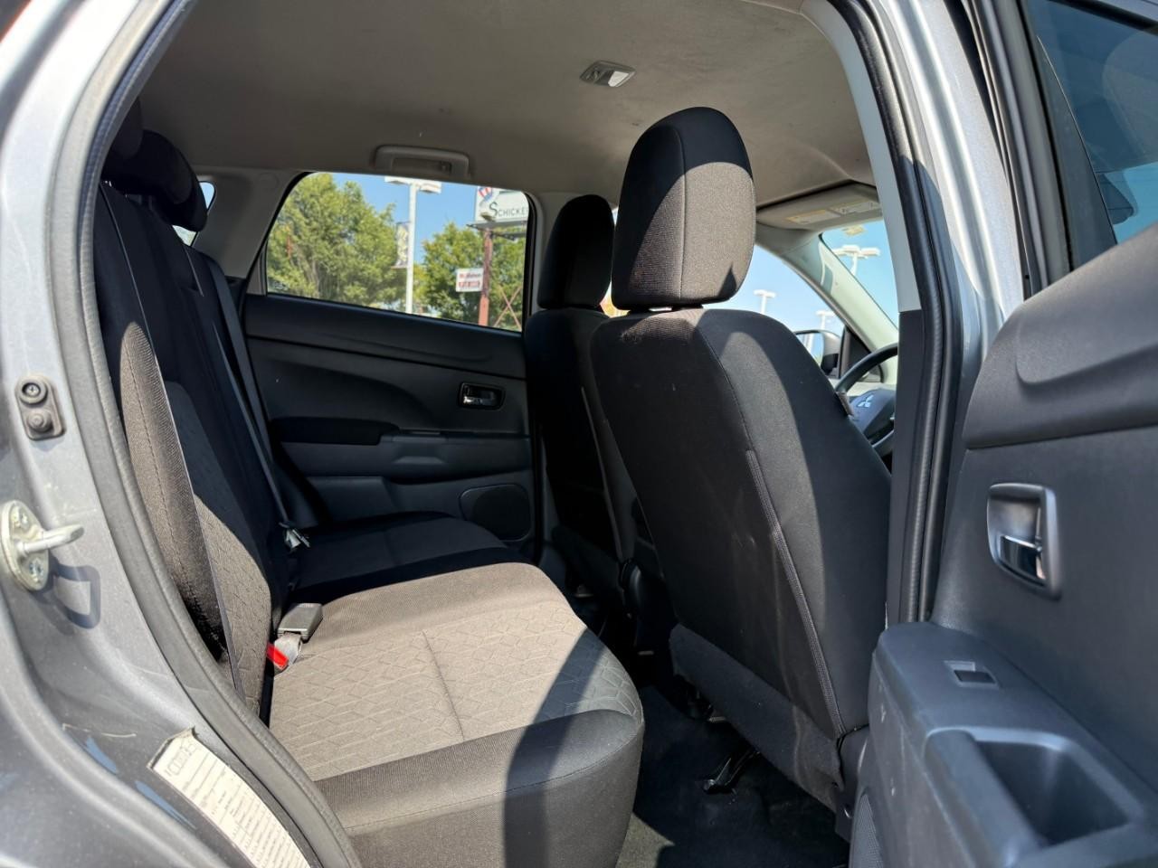 Mitsubishi Outlander Sport Vehicle Full-screen Gallery Image 05