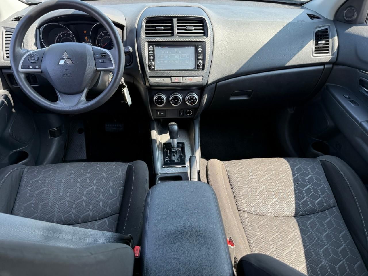 Mitsubishi Outlander Sport Vehicle Full-screen Gallery Image 06