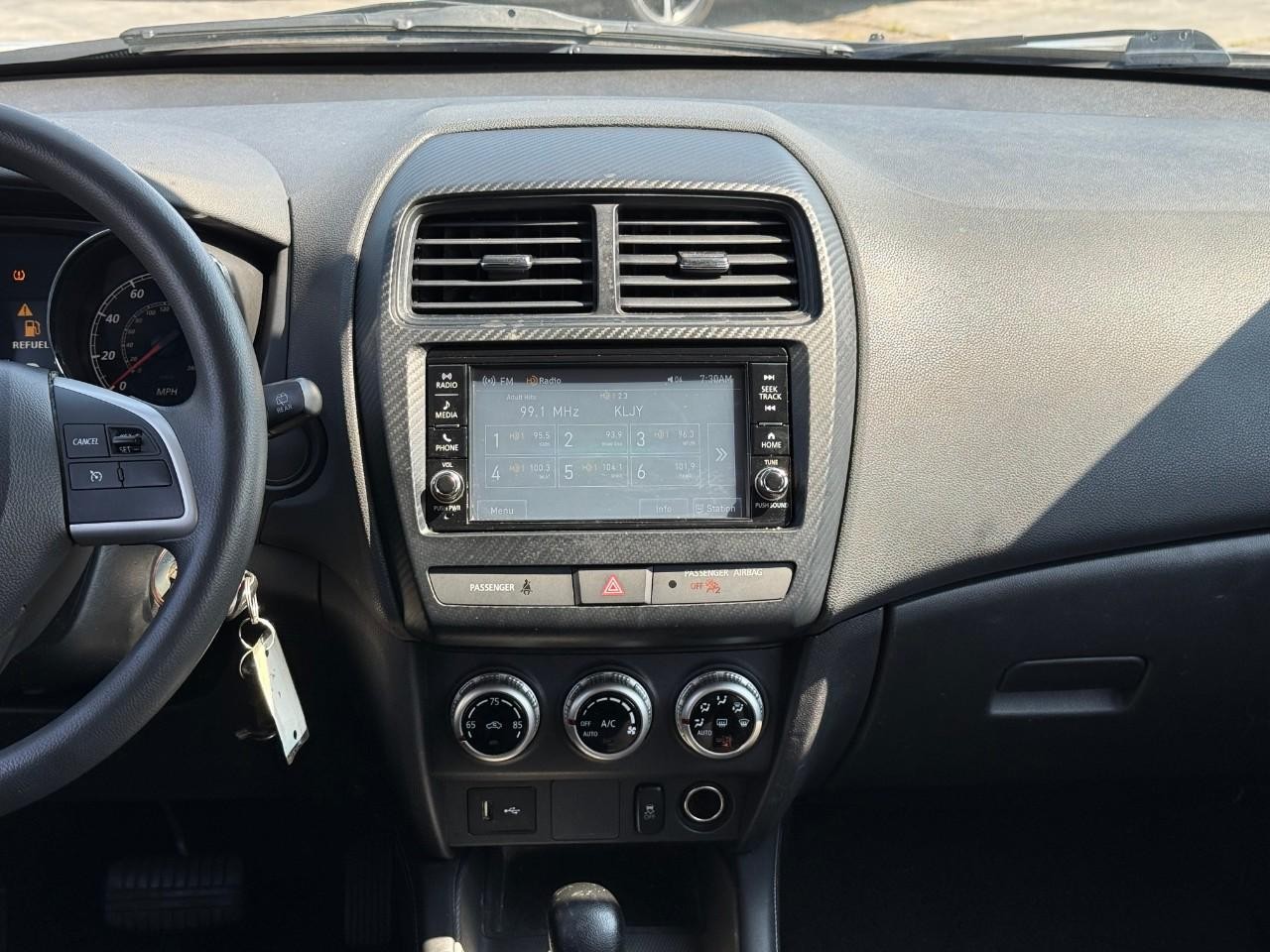 Mitsubishi Outlander Sport Vehicle Full-screen Gallery Image 08