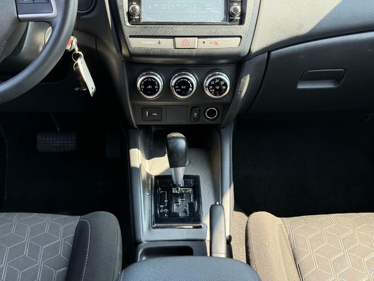 Mitsubishi Outlander Sport Vehicle Full-screen Gallery Image 10