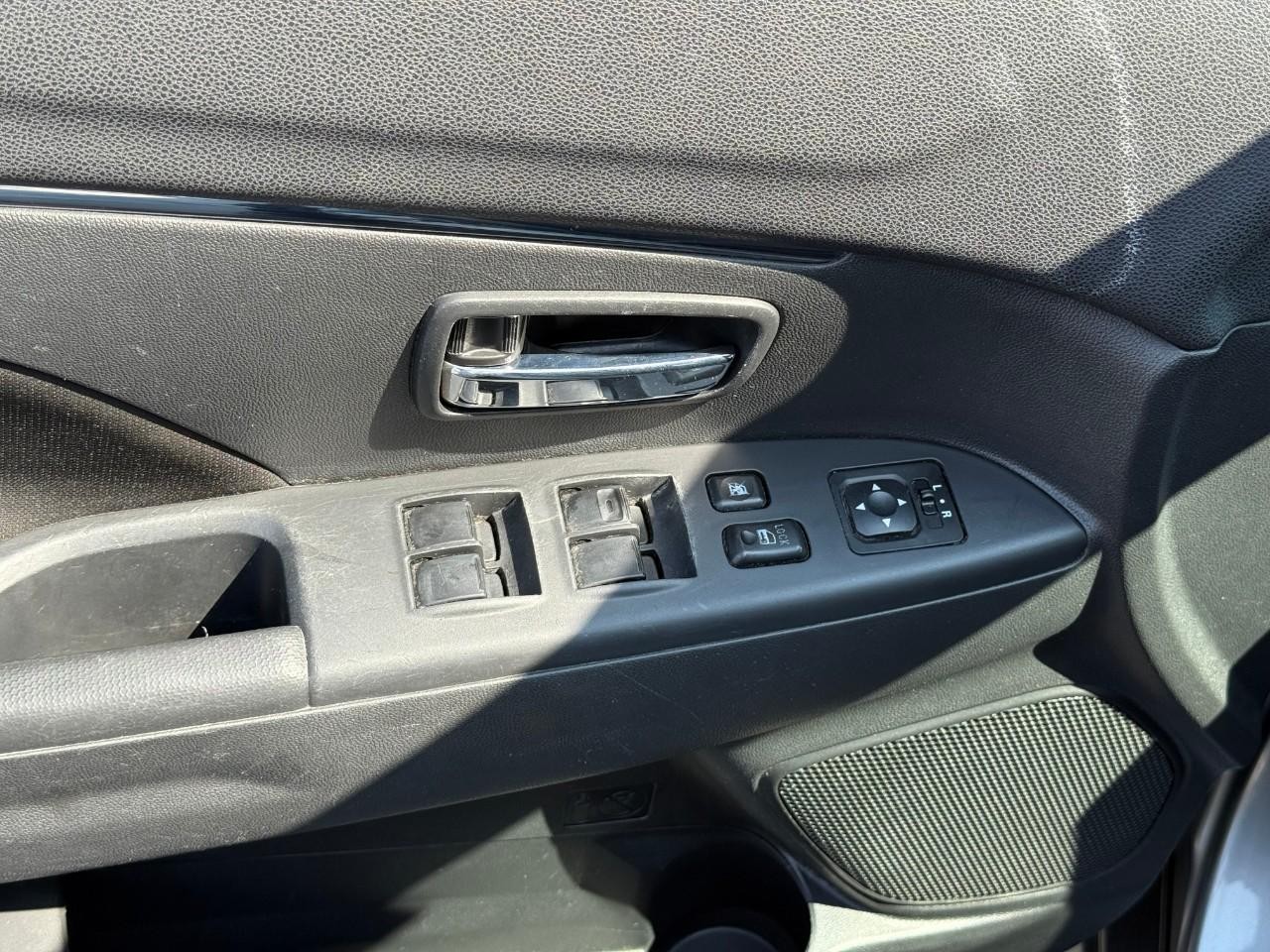 Mitsubishi Outlander Sport Vehicle Full-screen Gallery Image 11