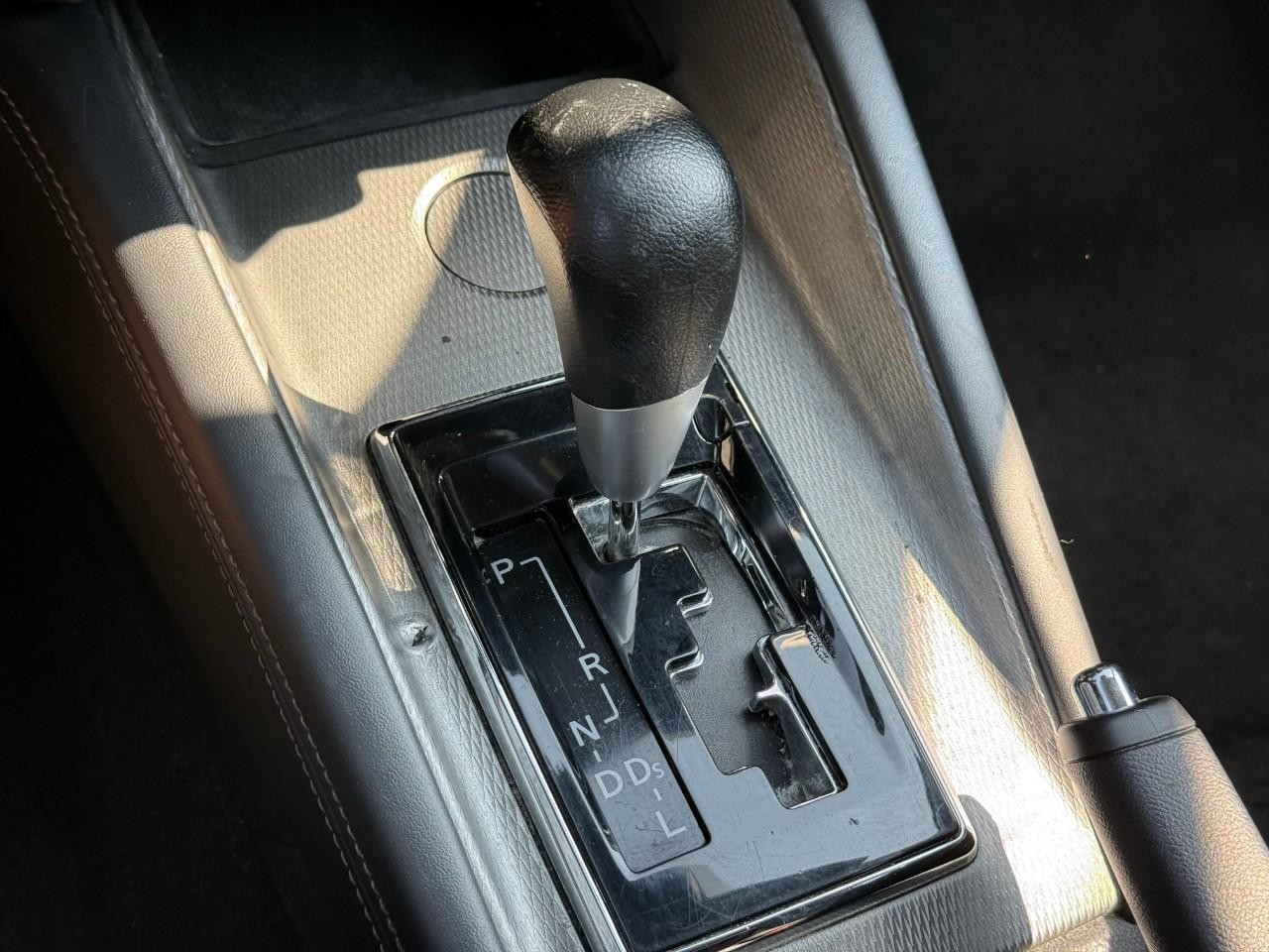 Mitsubishi Outlander Sport Vehicle Full-screen Gallery Image 16