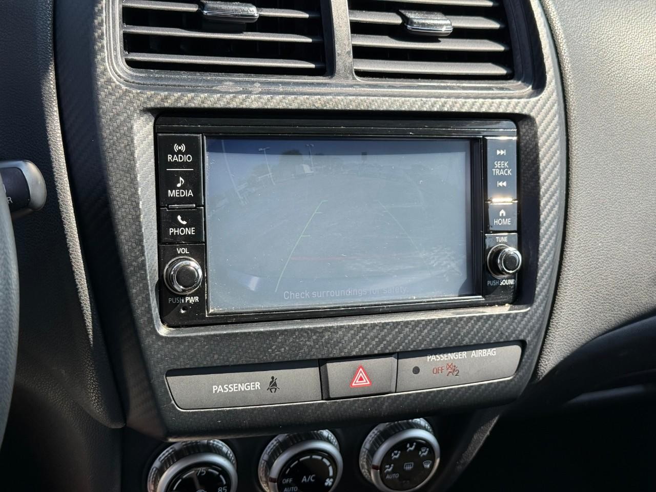 Mitsubishi Outlander Sport Vehicle Full-screen Gallery Image 17