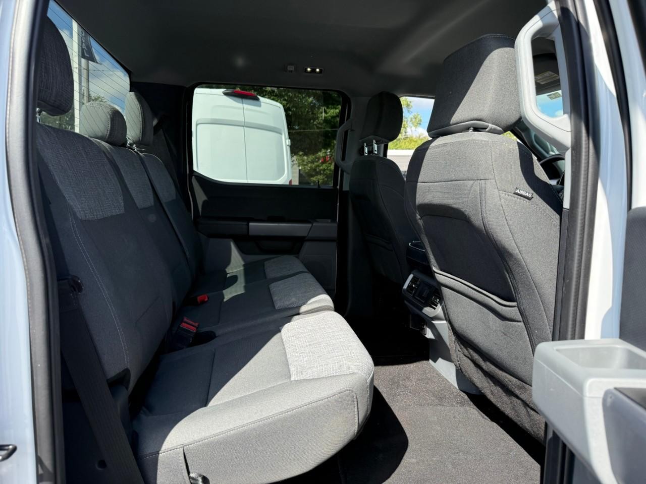 Ford F-150 Vehicle Full-screen Gallery Image 05