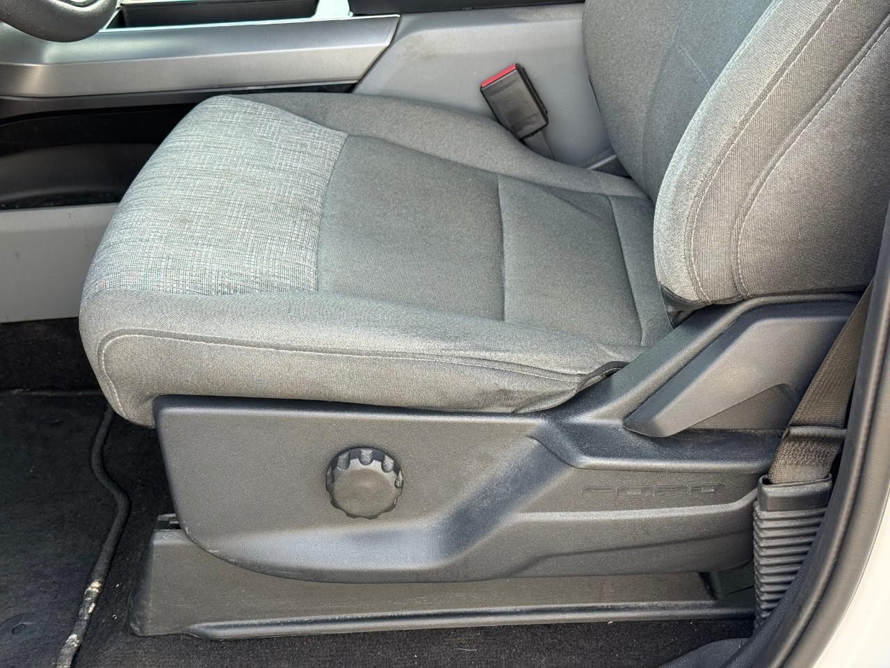 Ford F-150 Vehicle Full-screen Gallery Image 12