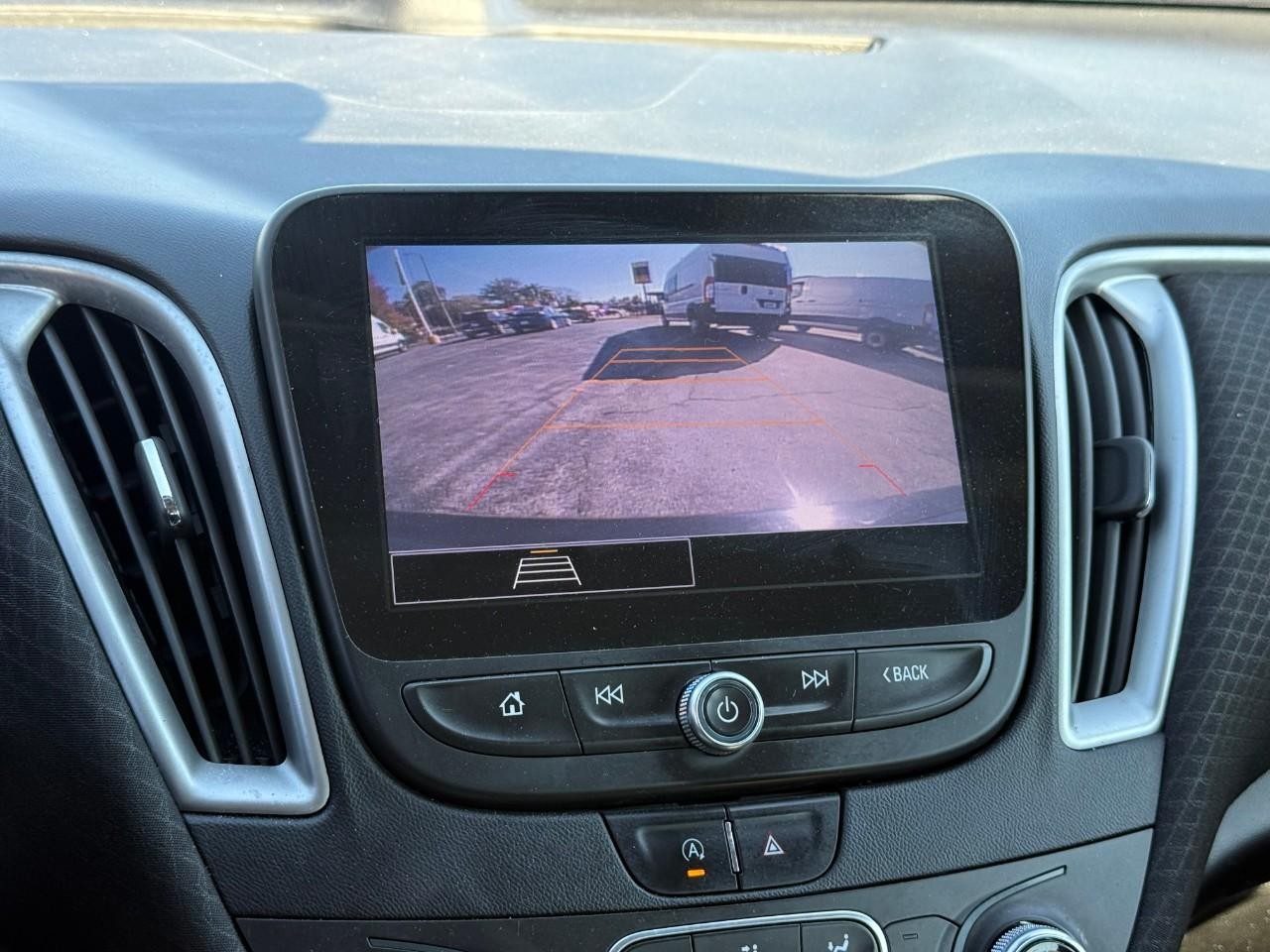 Chevrolet Malibu Vehicle Full-screen Gallery Image 18