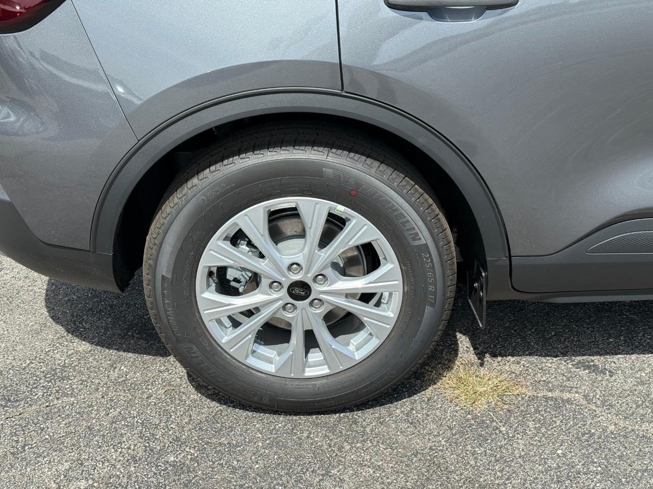 Ford Escape Vehicle Full-screen Gallery Image 04