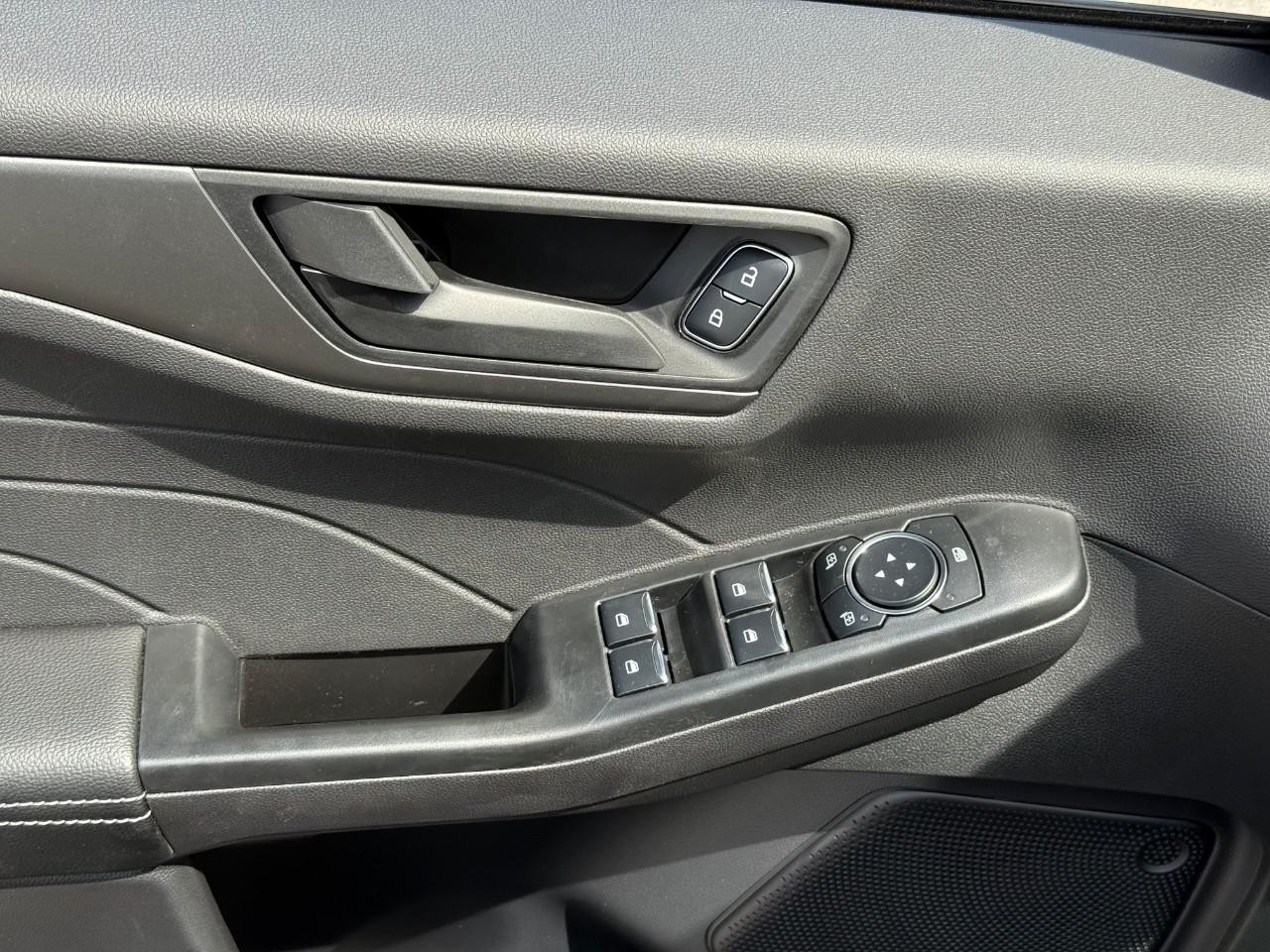 Ford Escape Vehicle Full-screen Gallery Image 11