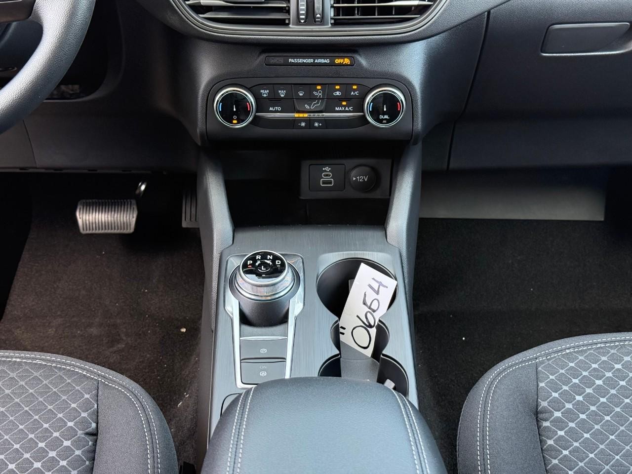 Ford Escape Vehicle Full-screen Gallery Image 10