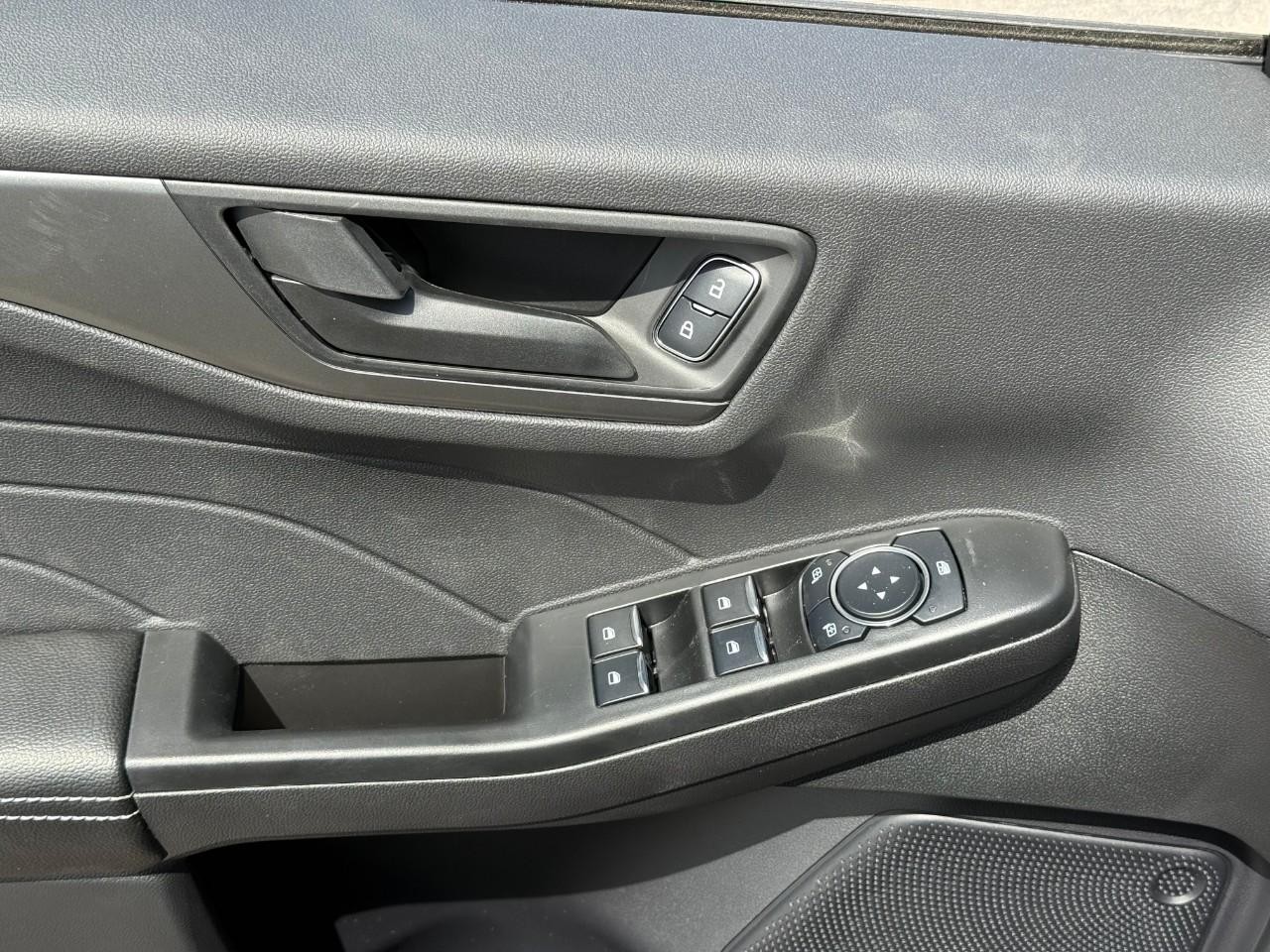 Ford Escape Vehicle Full-screen Gallery Image 11