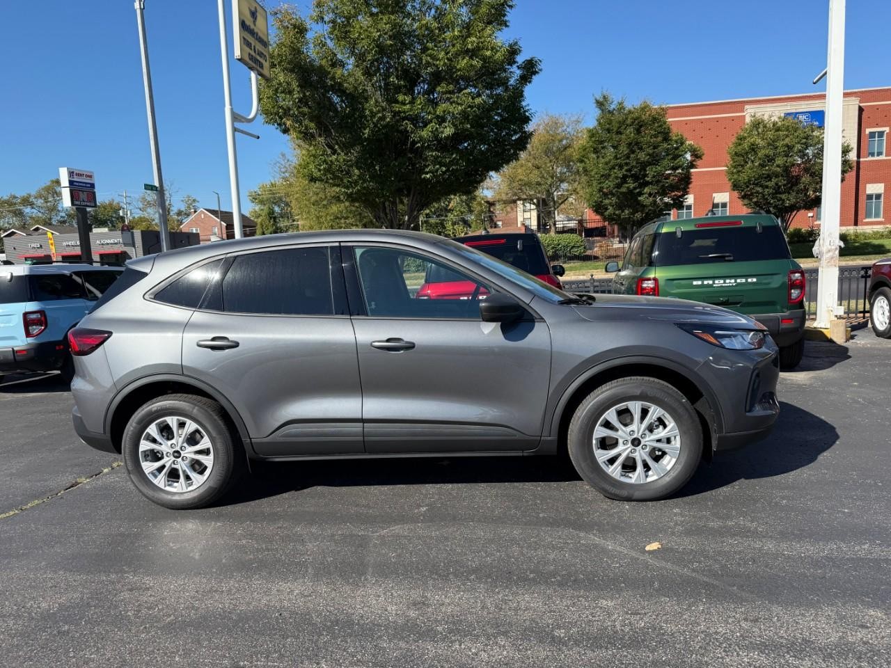 Ford Escape Vehicle Full-screen Gallery Image 02