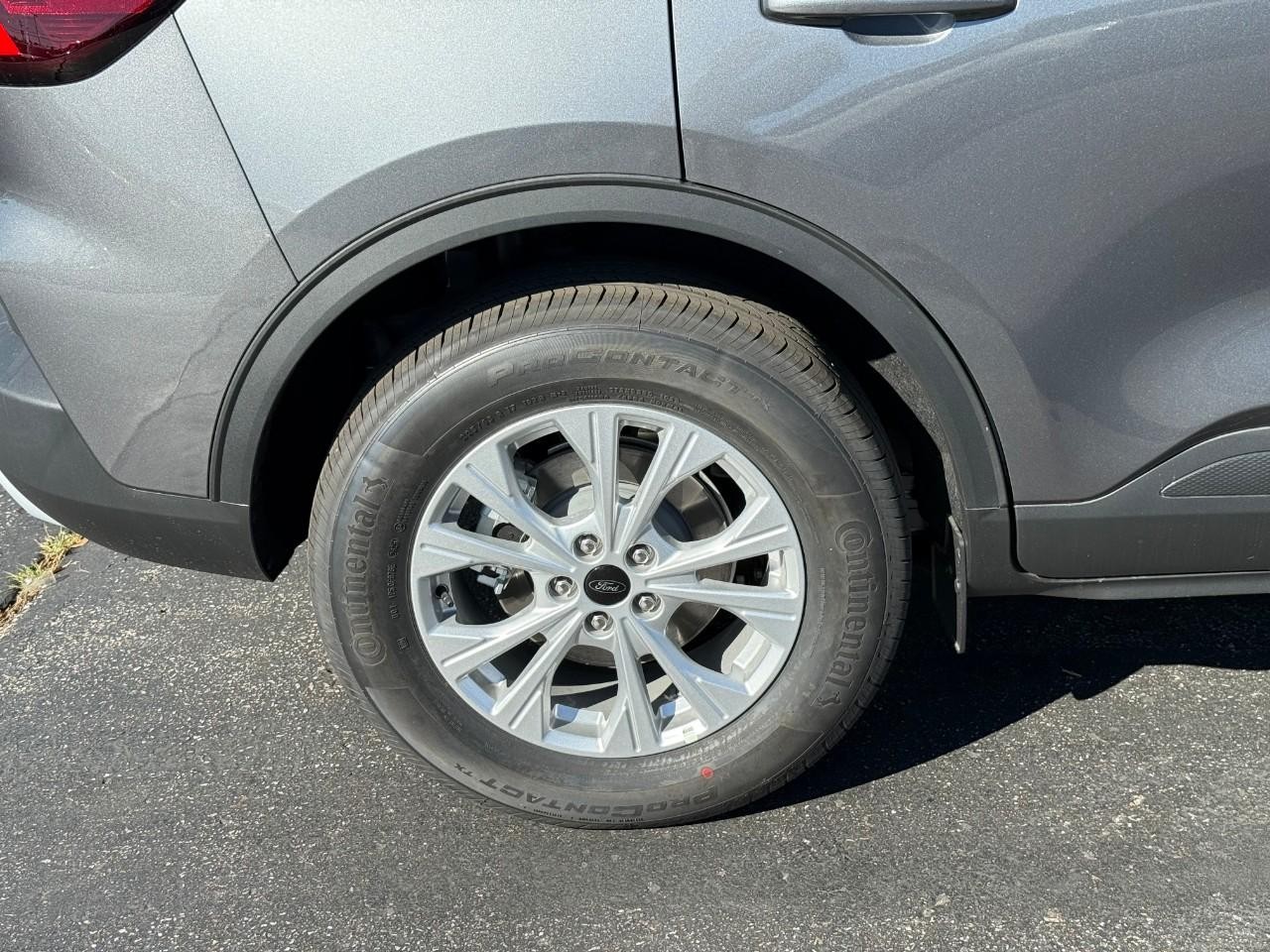 Ford Escape Vehicle Full-screen Gallery Image 04