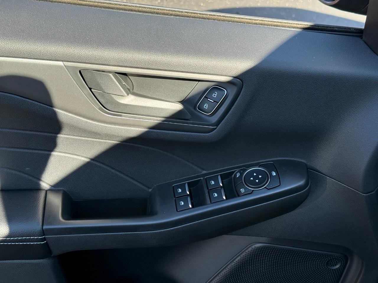 Ford Escape Vehicle Full-screen Gallery Image 10