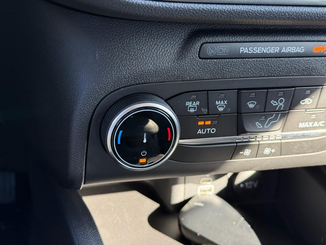 Ford Escape Vehicle Full-screen Gallery Image 15