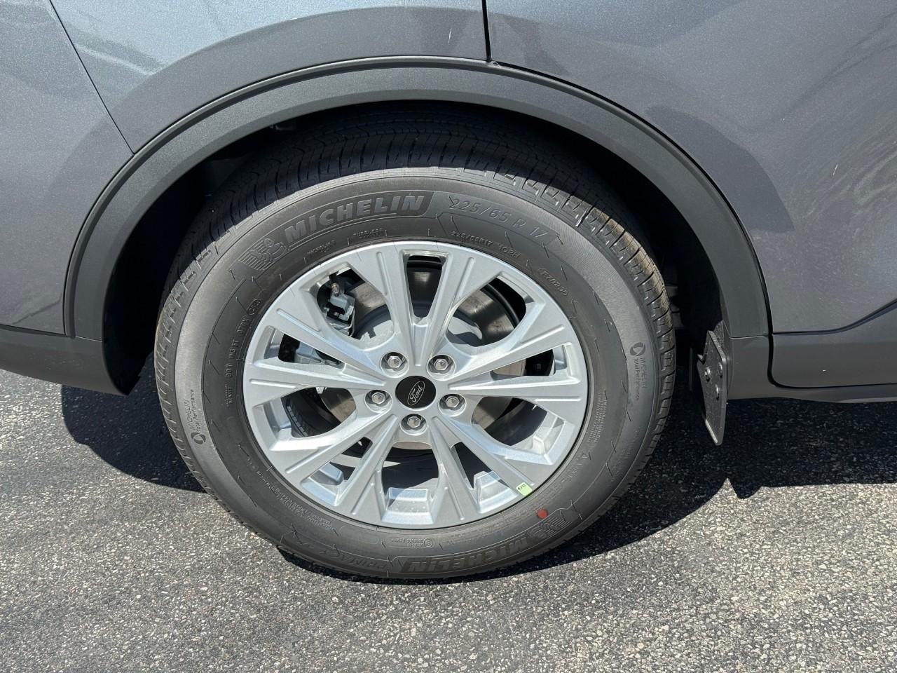 Ford Escape Vehicle Full-screen Gallery Image 04