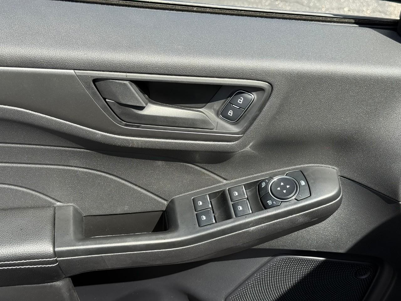 Ford Escape Vehicle Full-screen Gallery Image 10