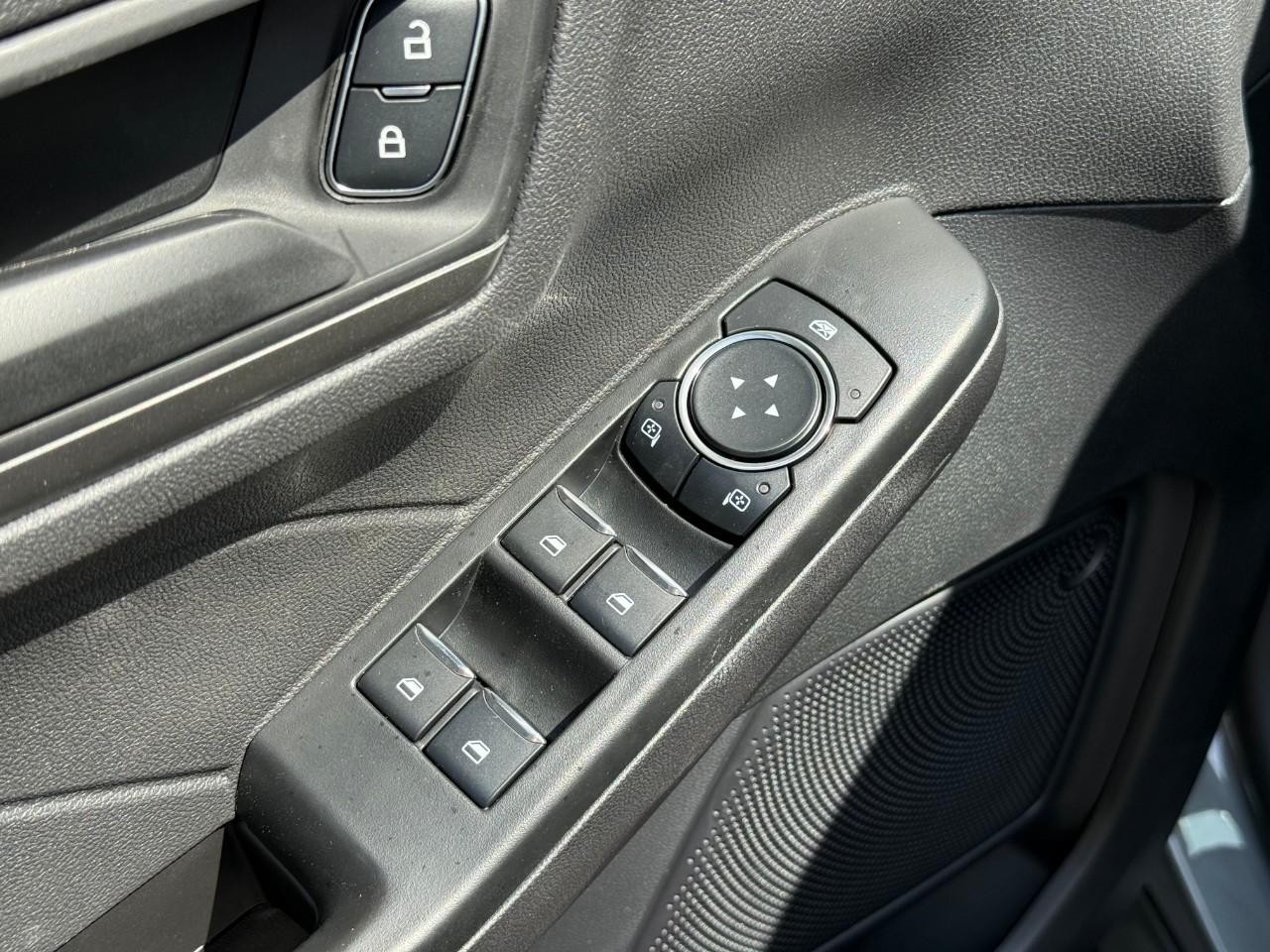 Ford Escape Vehicle Full-screen Gallery Image 11