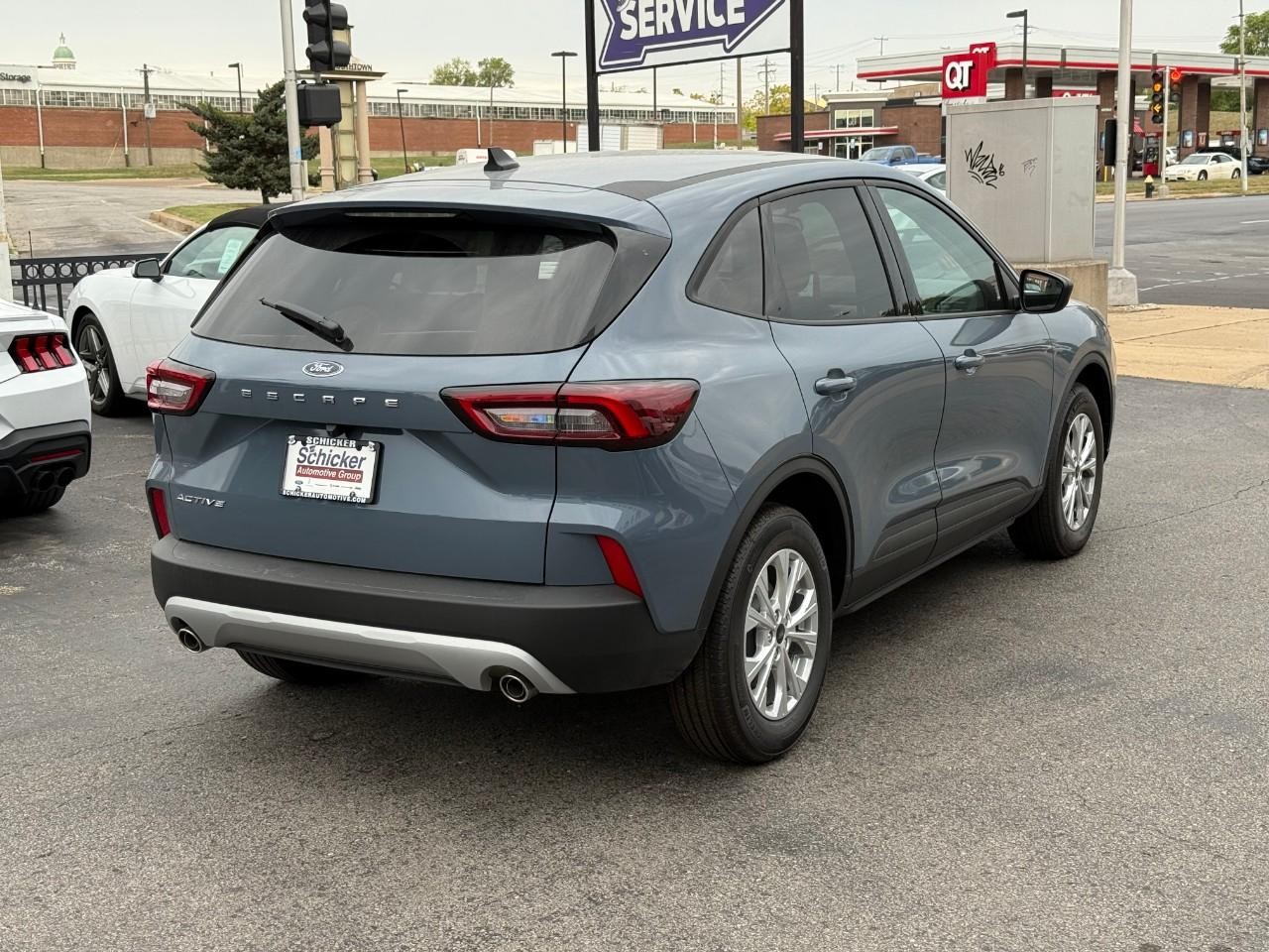 Ford Escape Vehicle Full-screen Gallery Image 03