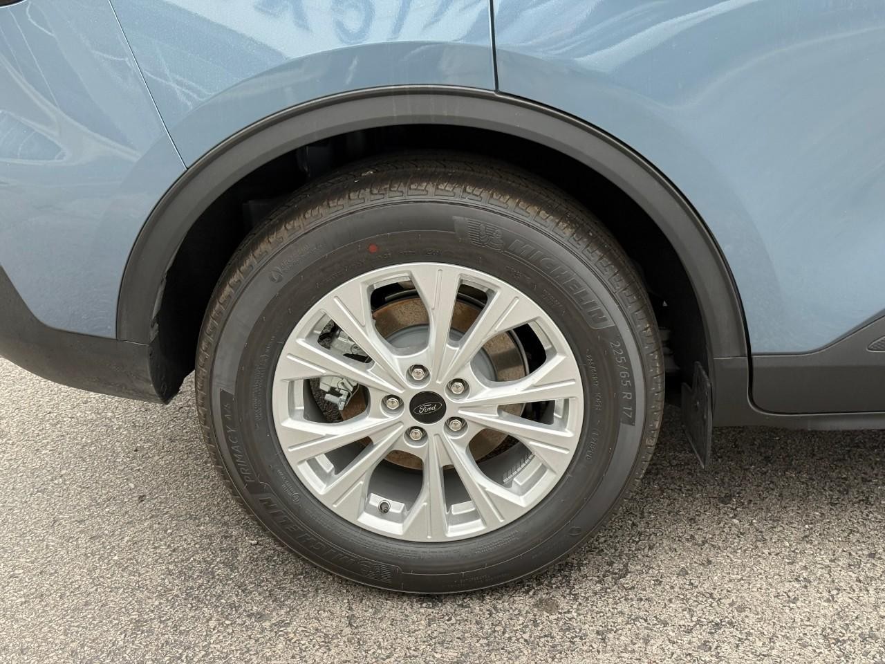 Ford Escape Vehicle Full-screen Gallery Image 04