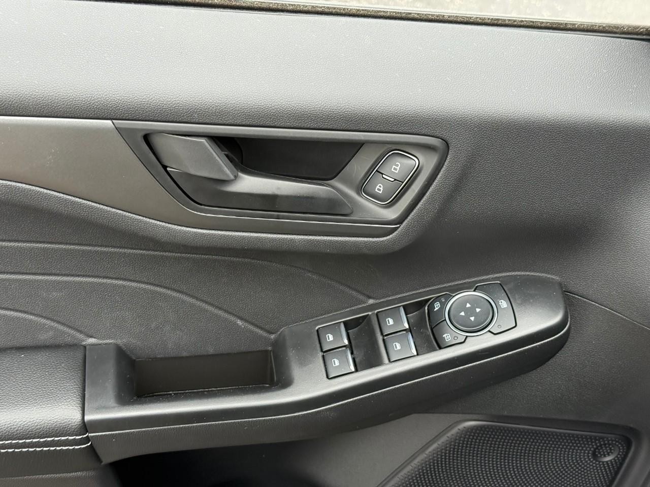 Ford Escape Vehicle Full-screen Gallery Image 11