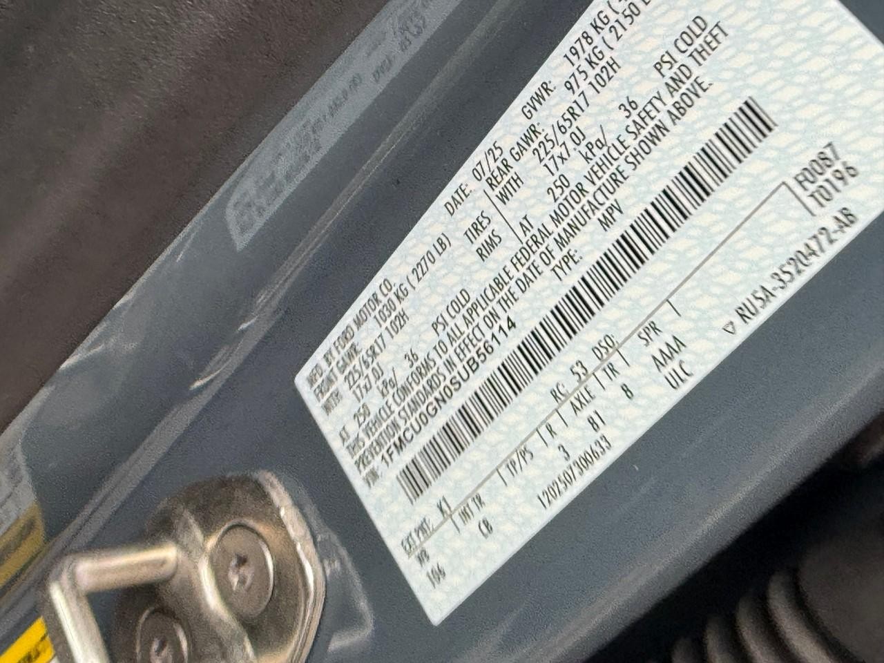 Ford Escape Vehicle Full-screen Gallery Image 15