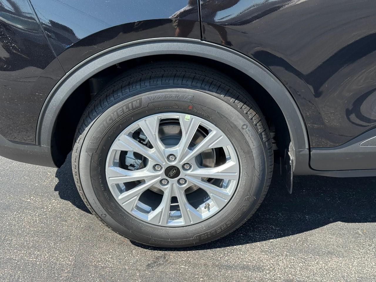 Ford Escape Vehicle Full-screen Gallery Image 04