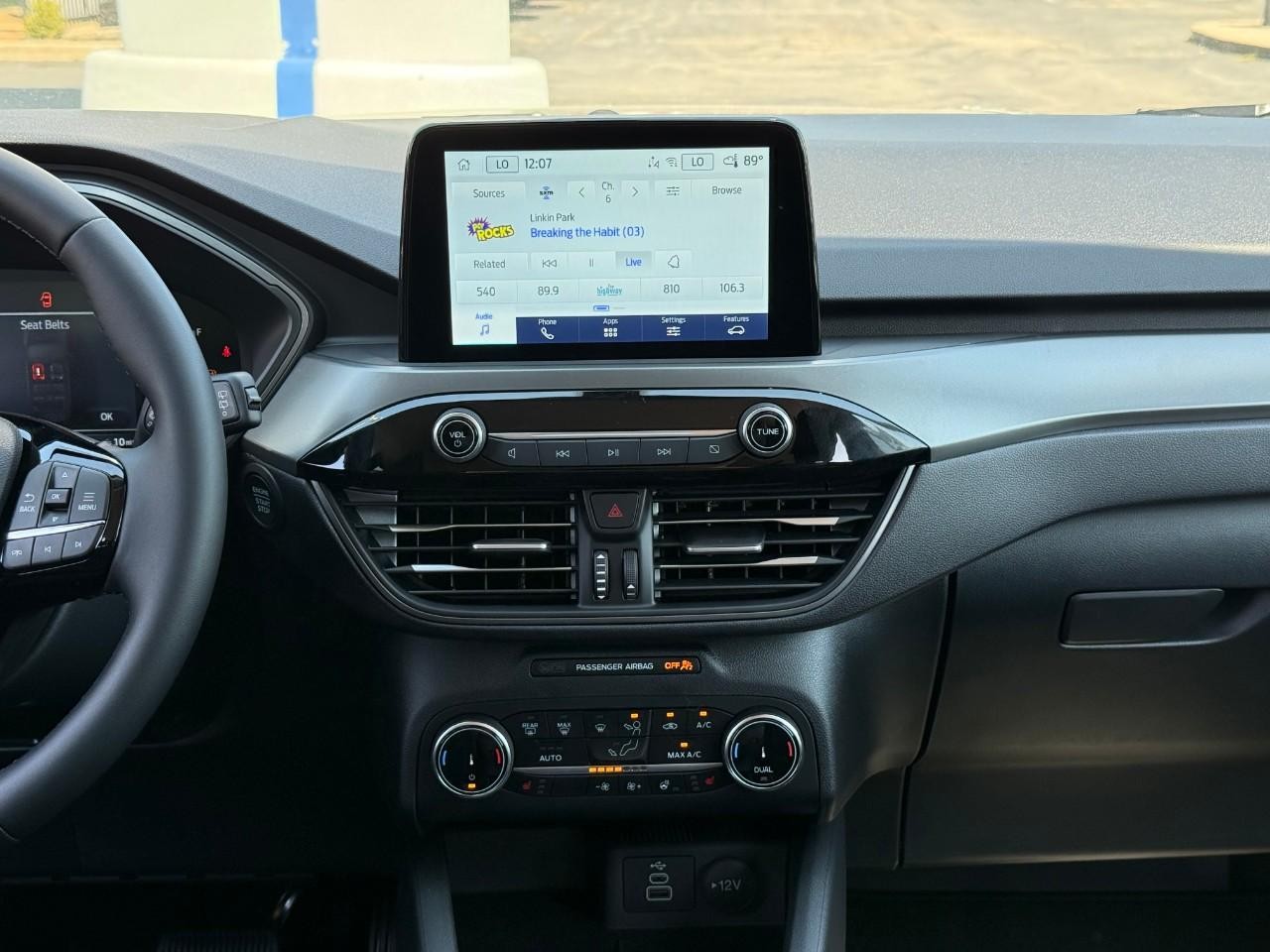 Ford Escape Vehicle Full-screen Gallery Image 08