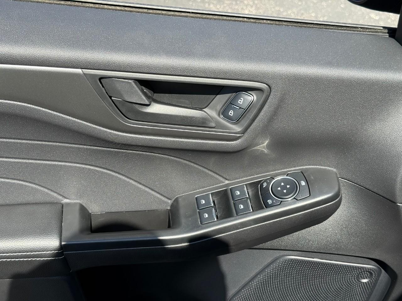 Ford Escape Vehicle Full-screen Gallery Image 11