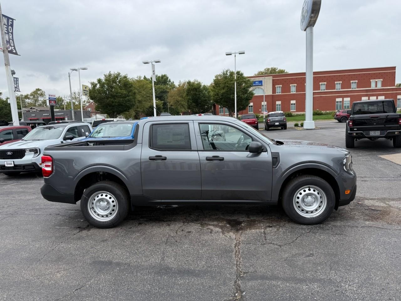 Ford Maverick Vehicle Full-screen Gallery Image 02
