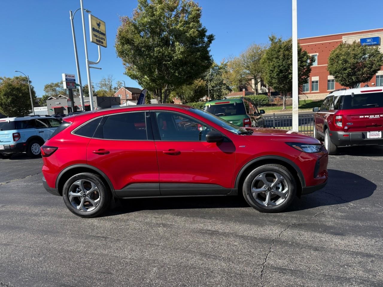 Ford Escape Vehicle Full-screen Gallery Image 02