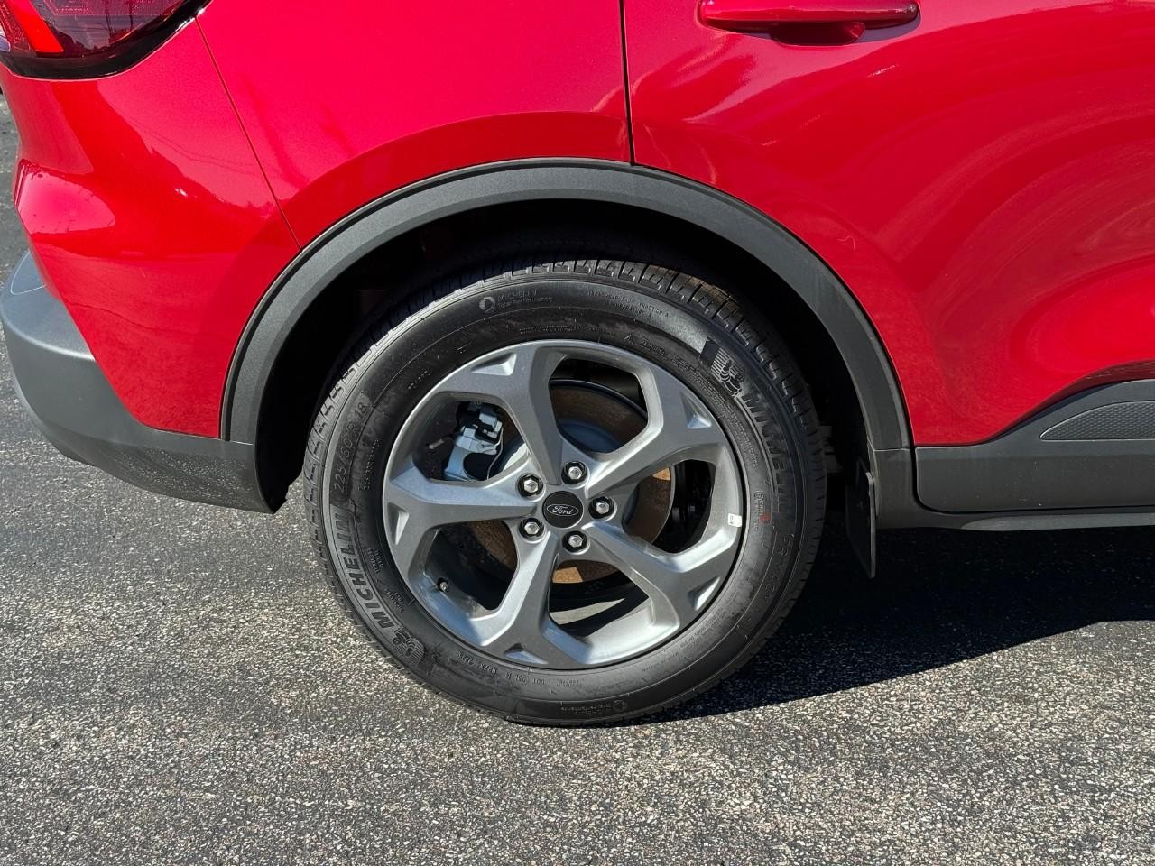 Ford Escape Vehicle Full-screen Gallery Image 04