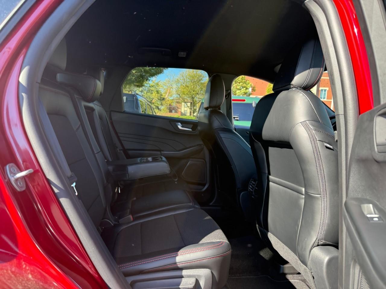 Ford Escape Vehicle Full-screen Gallery Image 05