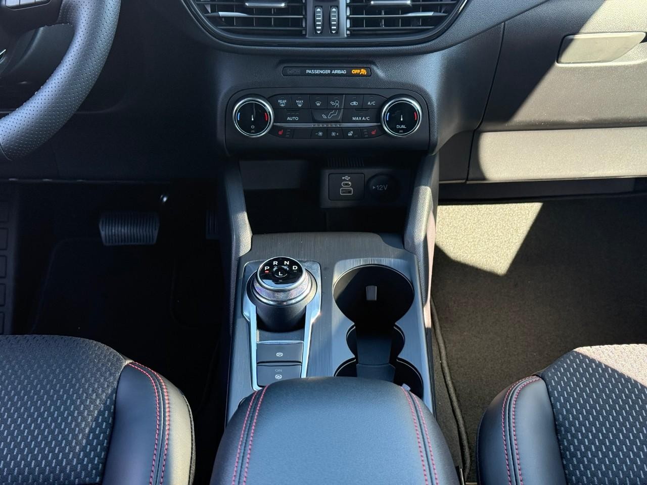 Ford Escape Vehicle Full-screen Gallery Image 10