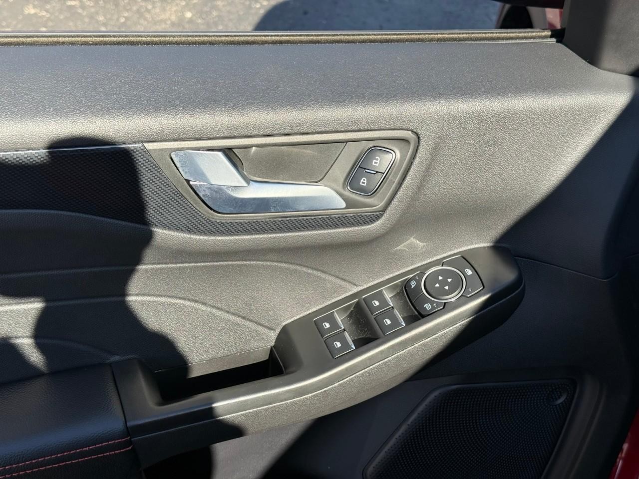 Ford Escape Vehicle Full-screen Gallery Image 11