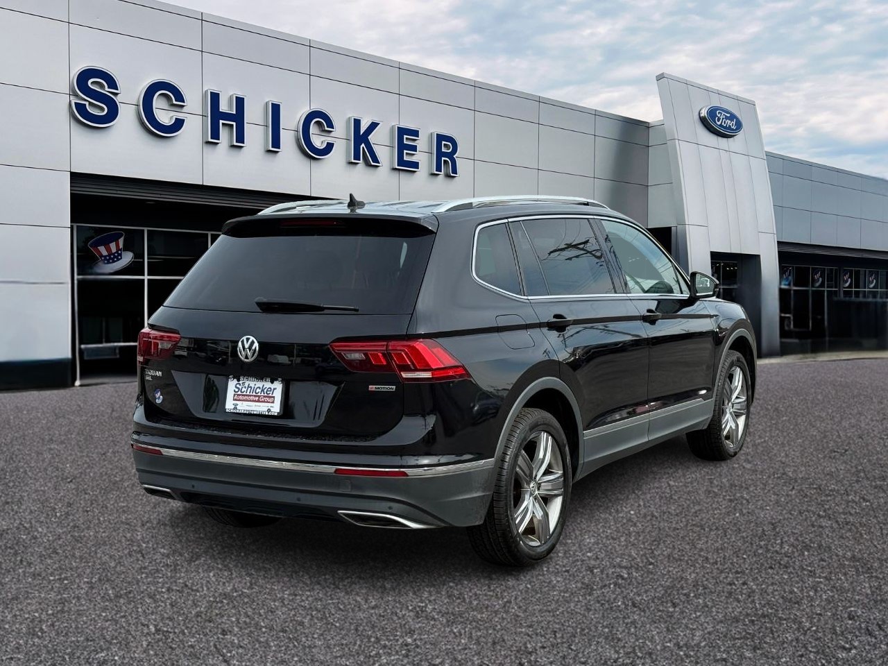 Volkswagen Tiguan Vehicle Full-screen Gallery Image 02