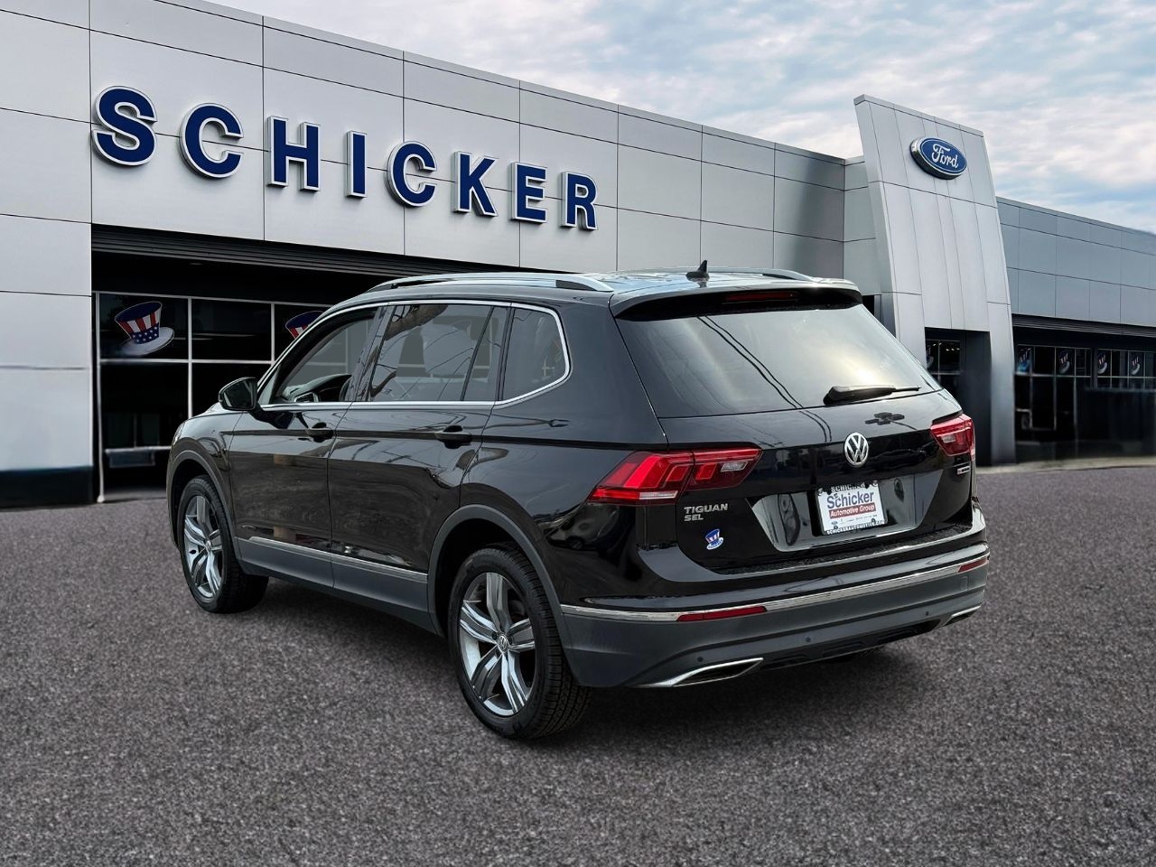 Volkswagen Tiguan Vehicle Full-screen Gallery Image 03